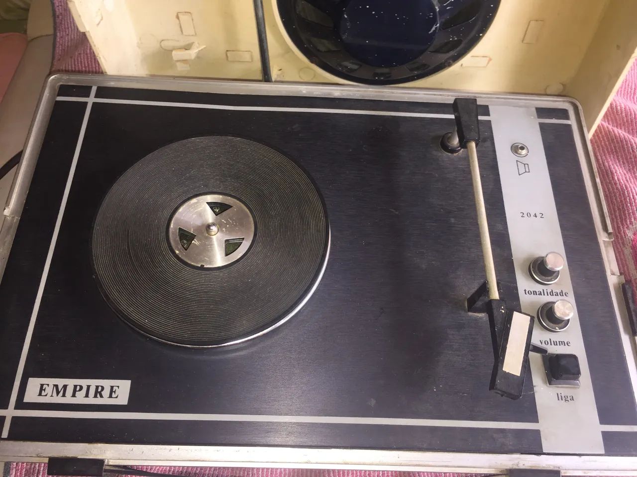 Toca discos com caixa de som portátil raridade  - Foto 3