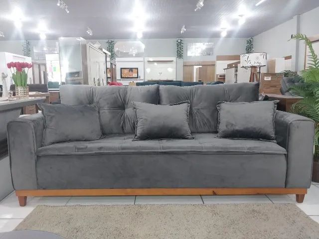 SOFÁ FIXO EM VELUDO COM PÉS E BASE EM MADEIRA MACIÇA