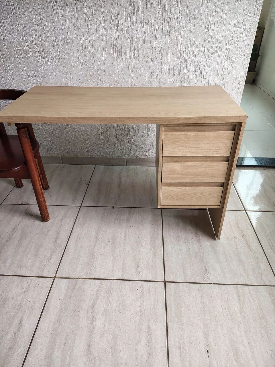 Mesa de canto com 3 gavetas 