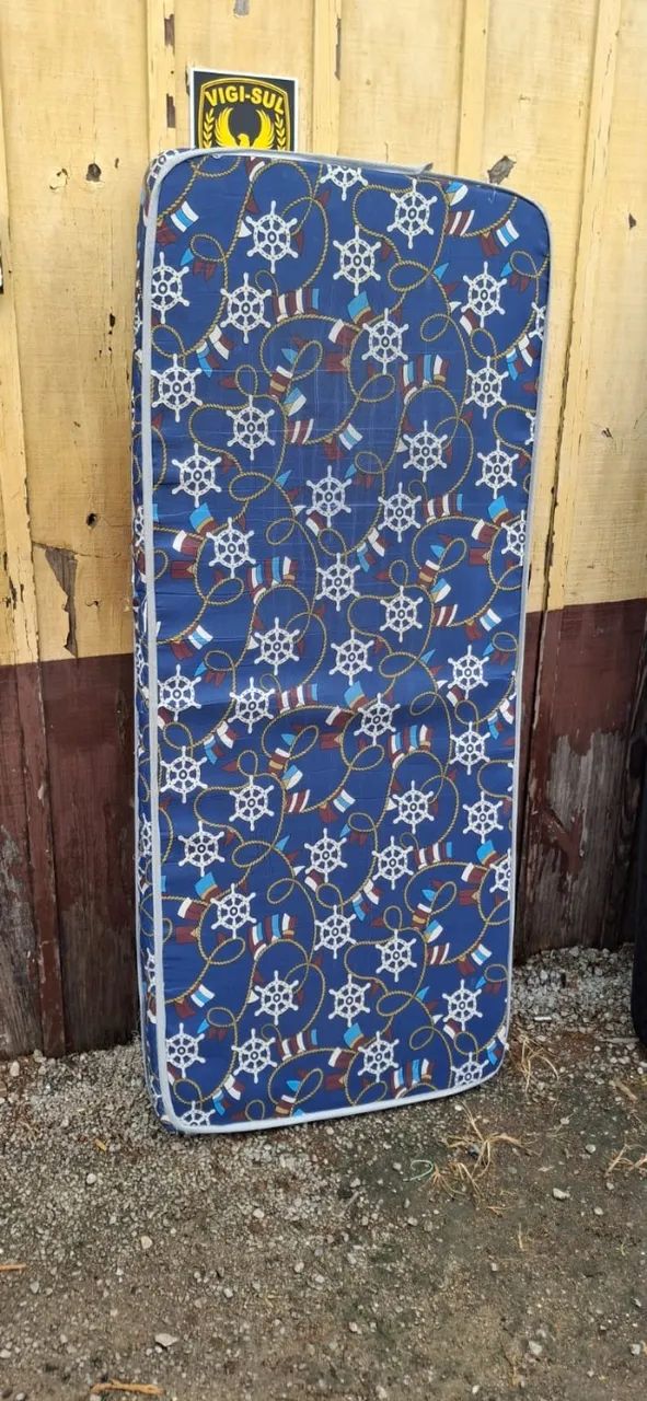 Colchão azul de solteiro estampado.