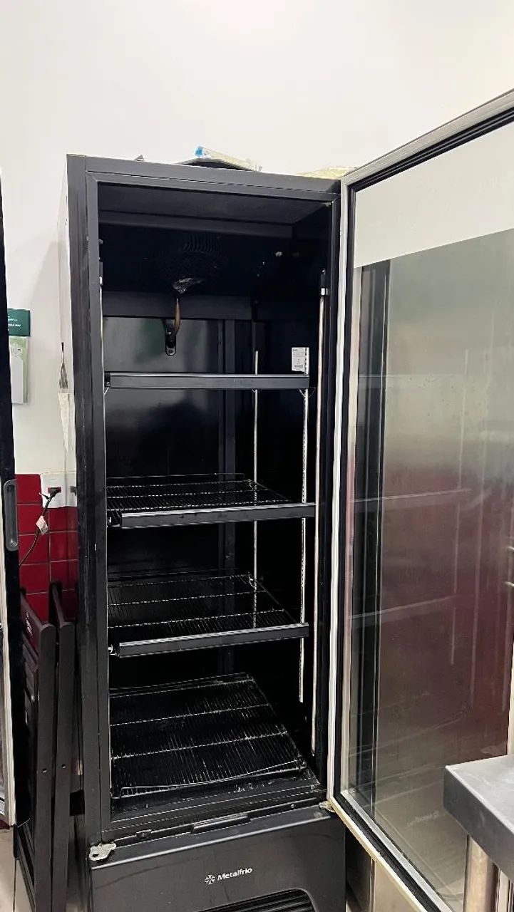 Refrigerador e fundo de loja completo