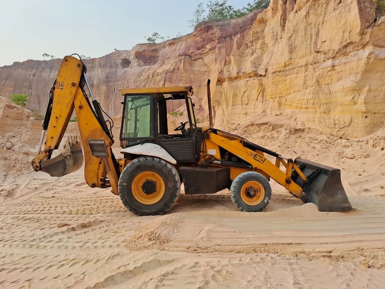 Vendo retinha JCB ano 2008 (4x2) - Foto 2