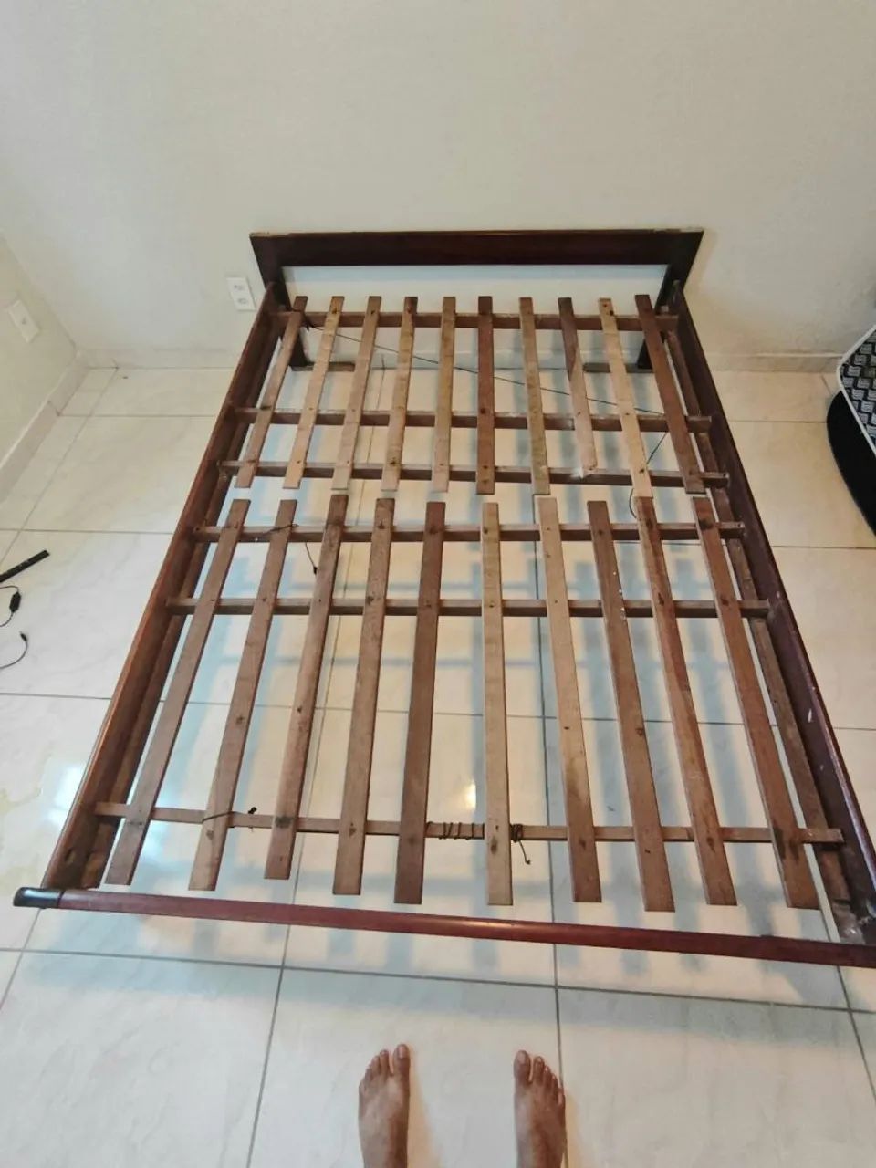 Cama de casal de madeira