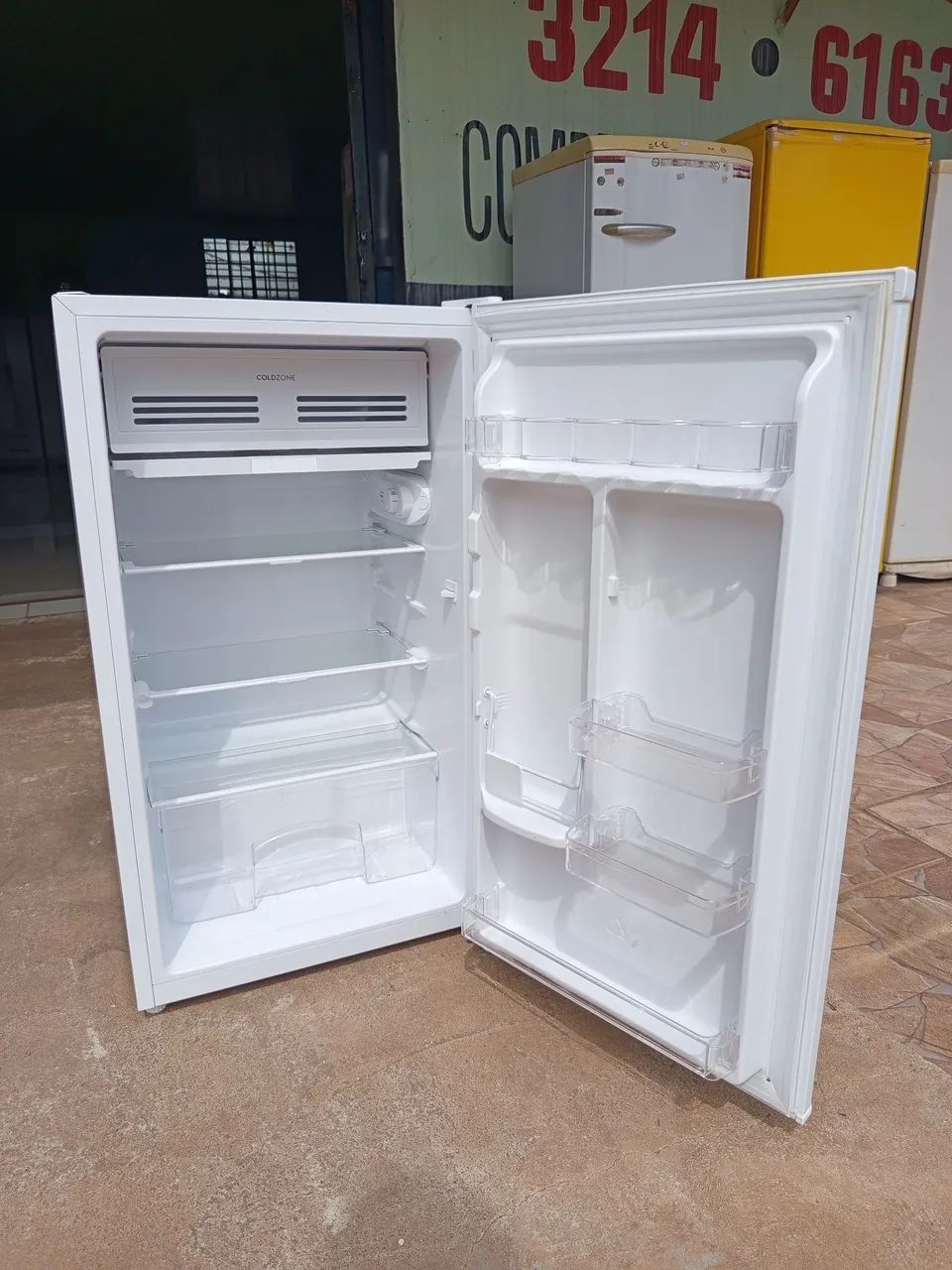 Frigobar Electrolux 90 Litros com controle de temperatura Efficient Branco EM90. - Foto 2
