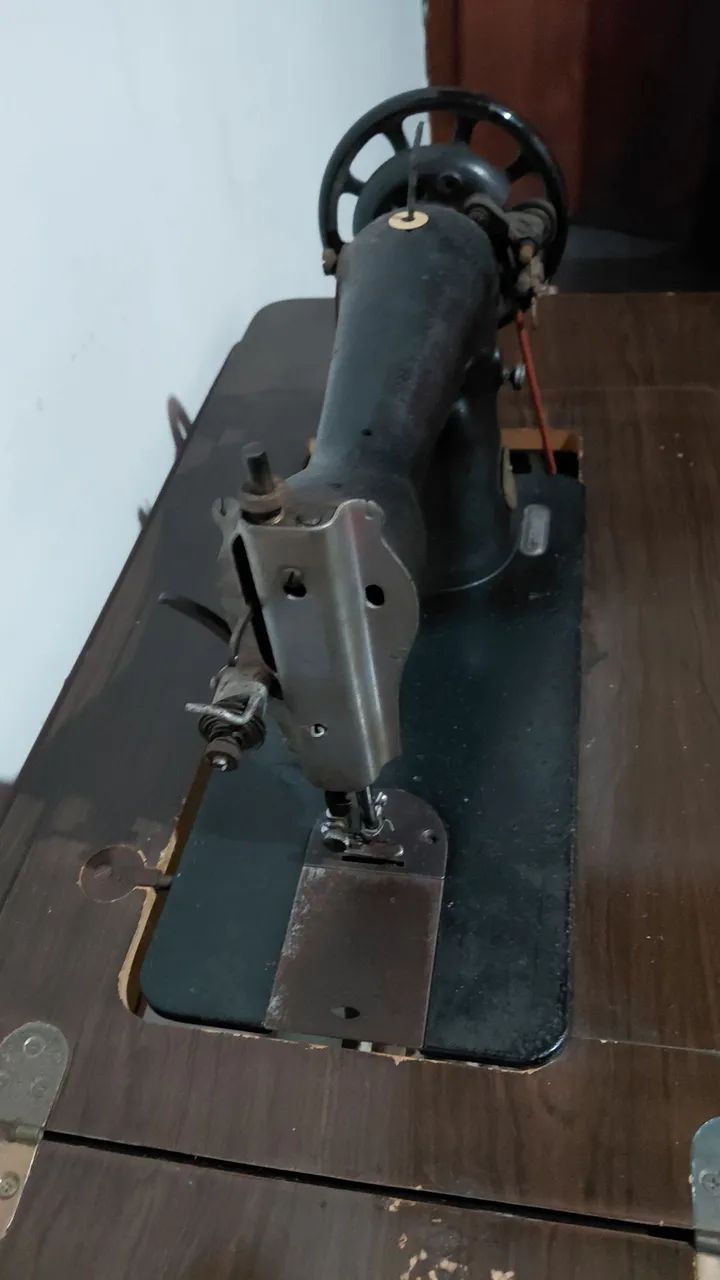 Máquina Singer antiga original com mesa e pedal - funcionanando - Foto 4