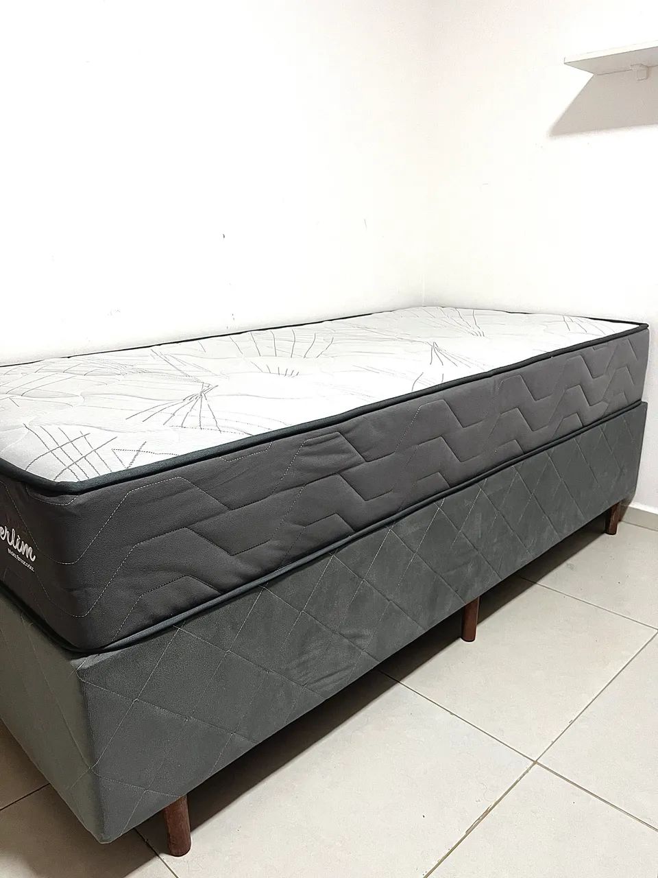 Vende-se Cama Box + Colchão solteirão 