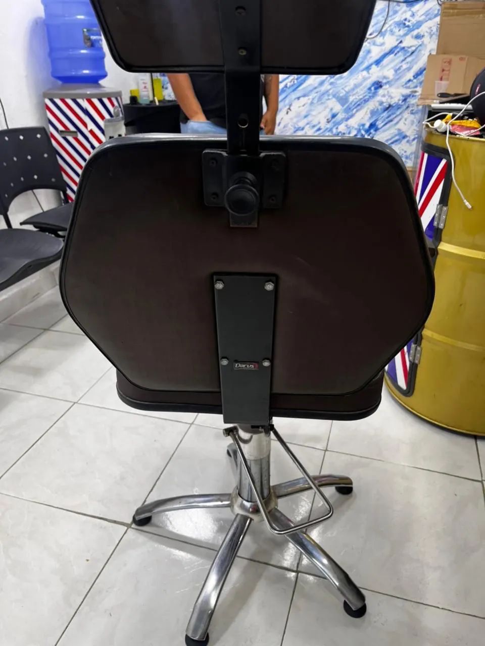 ? VENDE-SE CADEIRA DE SALÃO