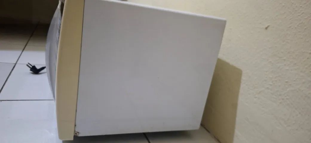 Micro-ondas Eletrolux usado - Foto 4
