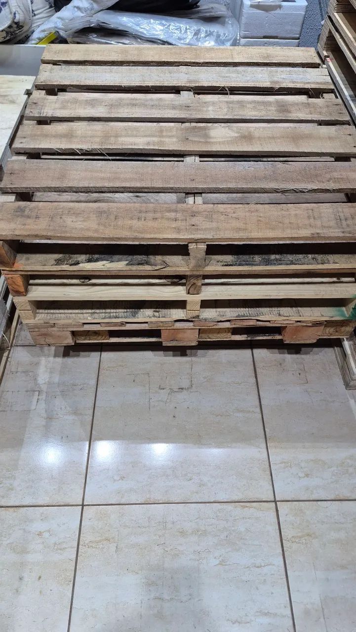 Pallets seminovos madeira eucalipto, medida a partir de 1.10mt por 1mt, entregamos. 