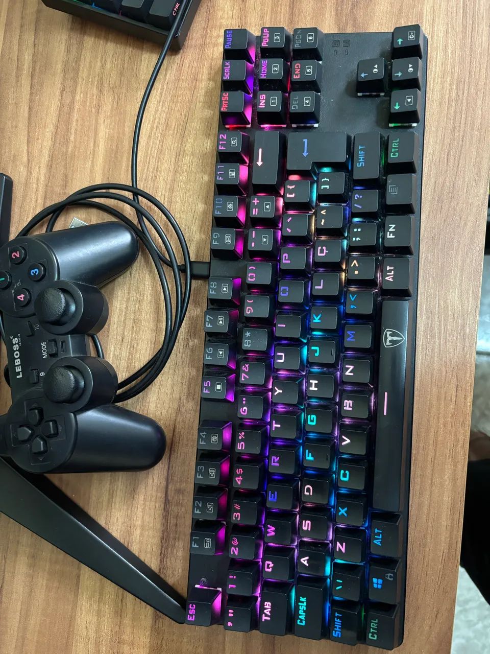 Headset hyperx cloud stringer + Teclado tdagger bora switch brow + controle pc - Foto 2