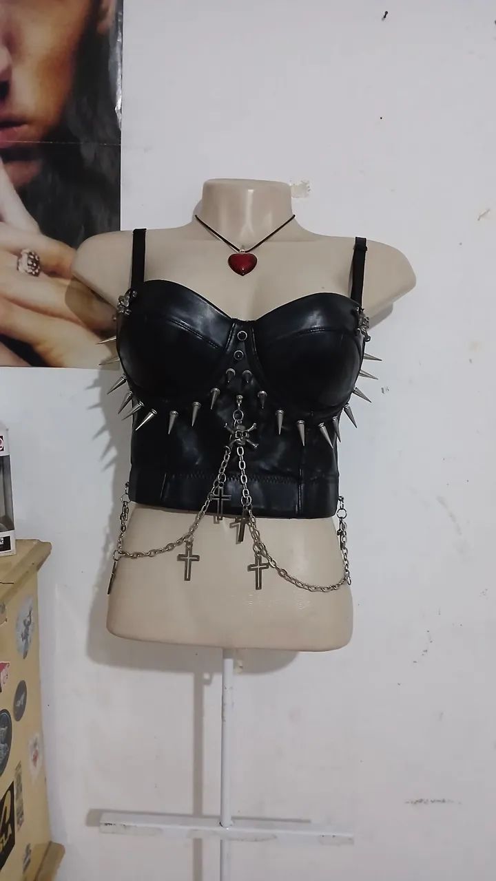 Corset gótico com spikes, caveiras e correntes