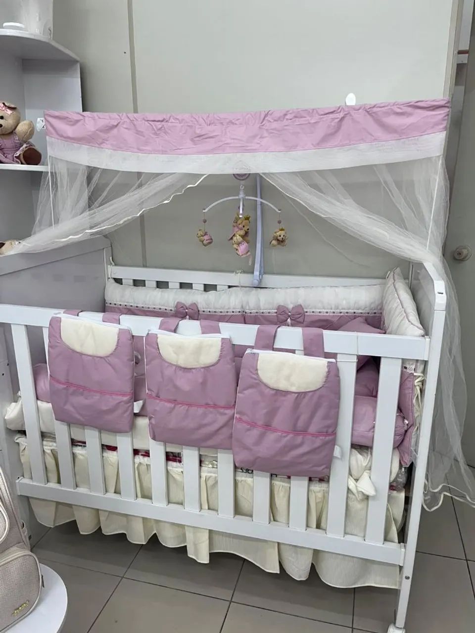 Vende-se um berço e uma cadeirinha de balanço rosa - Foto 2