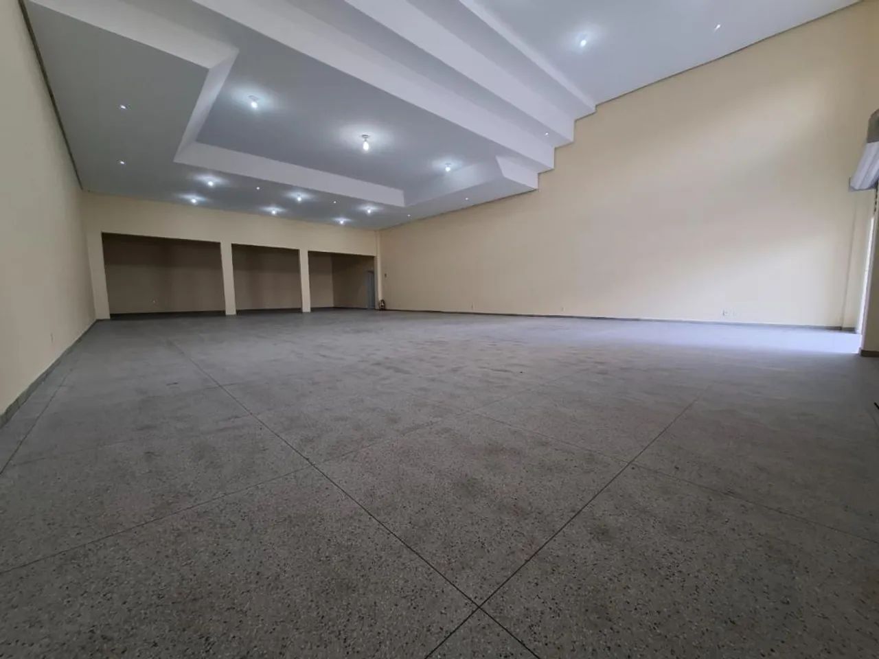 GALPÃO COMERCIAL DE 300 M² - AV. ARAXA - Foto 2