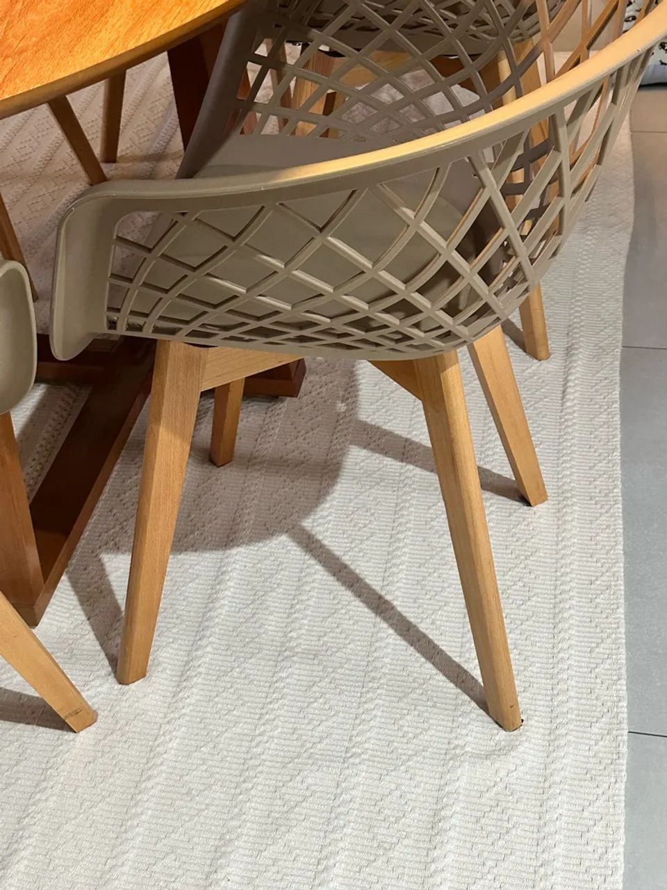 Vendo mesa e cadeiras lindas e novas  - Foto 5