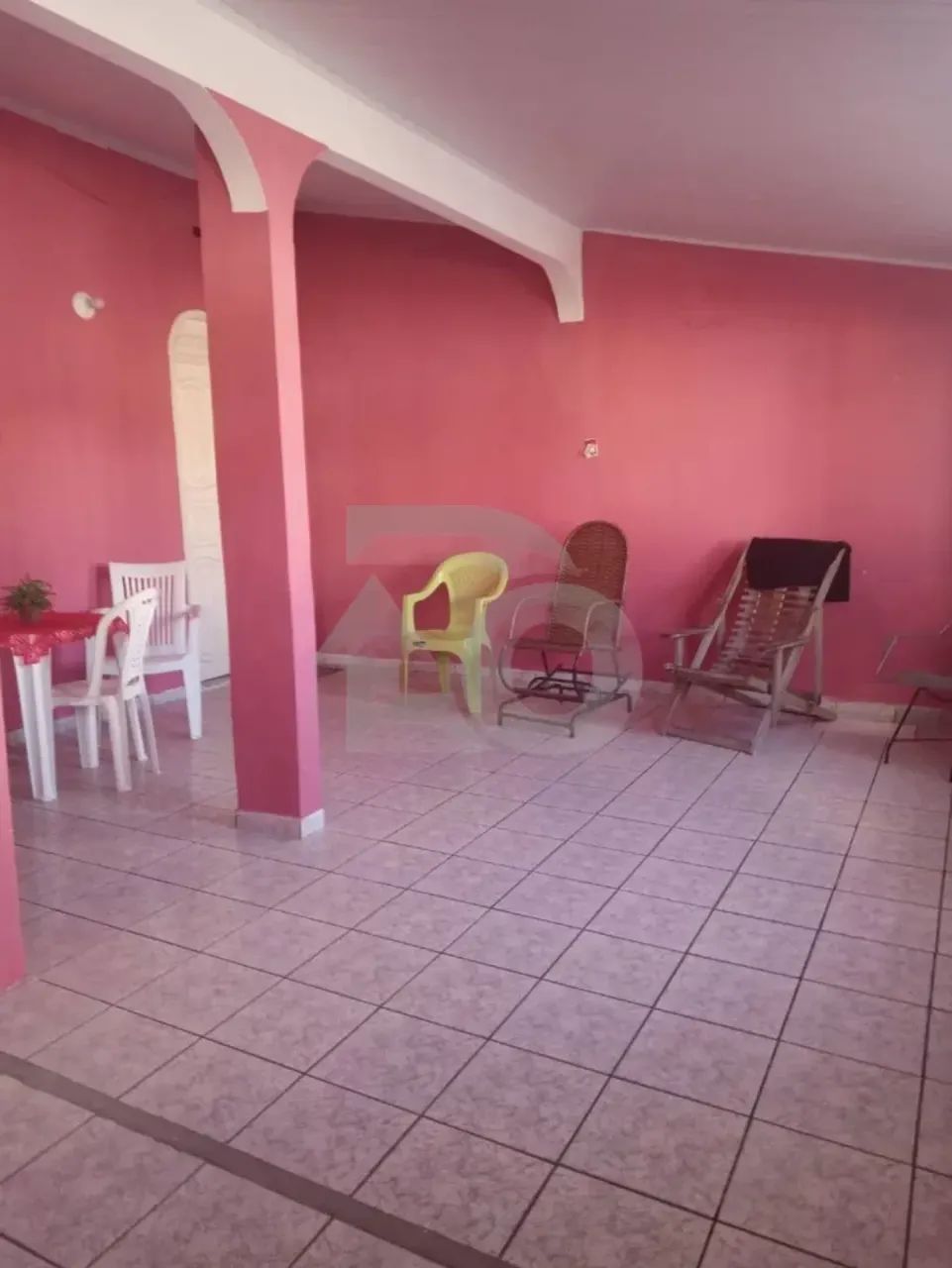 Casa no Bairro Aeroporto com 300m², 3 Quartos, 2 Garagens e Quintal
