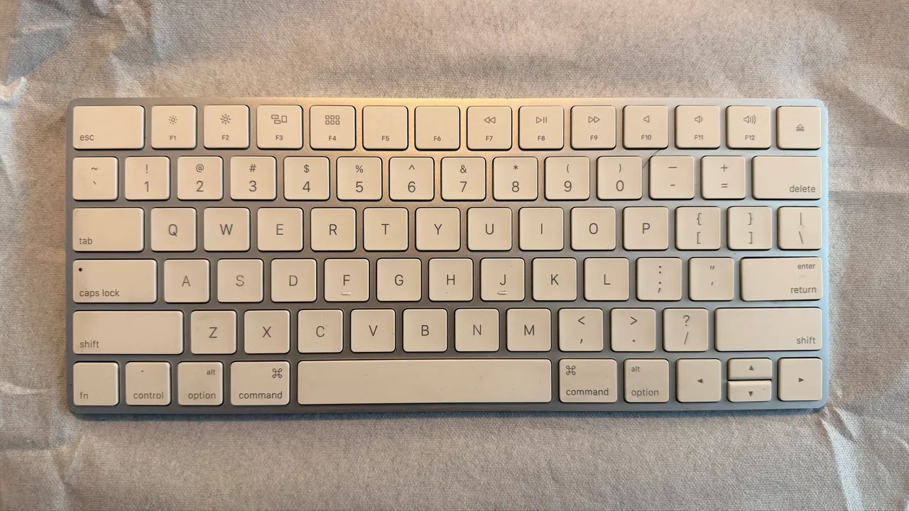 Teclado bluetooth Apple Keyboard Magic QWERTY inglês cor prata e branco