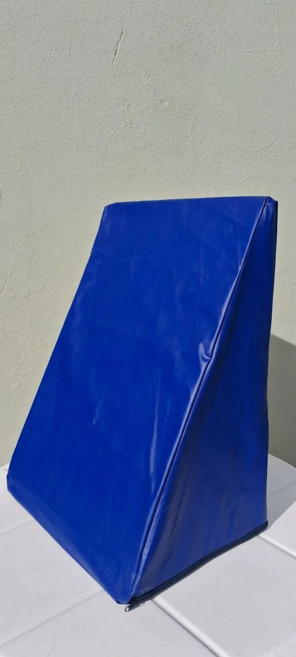 Encosto ortopédico triangular com capa removível