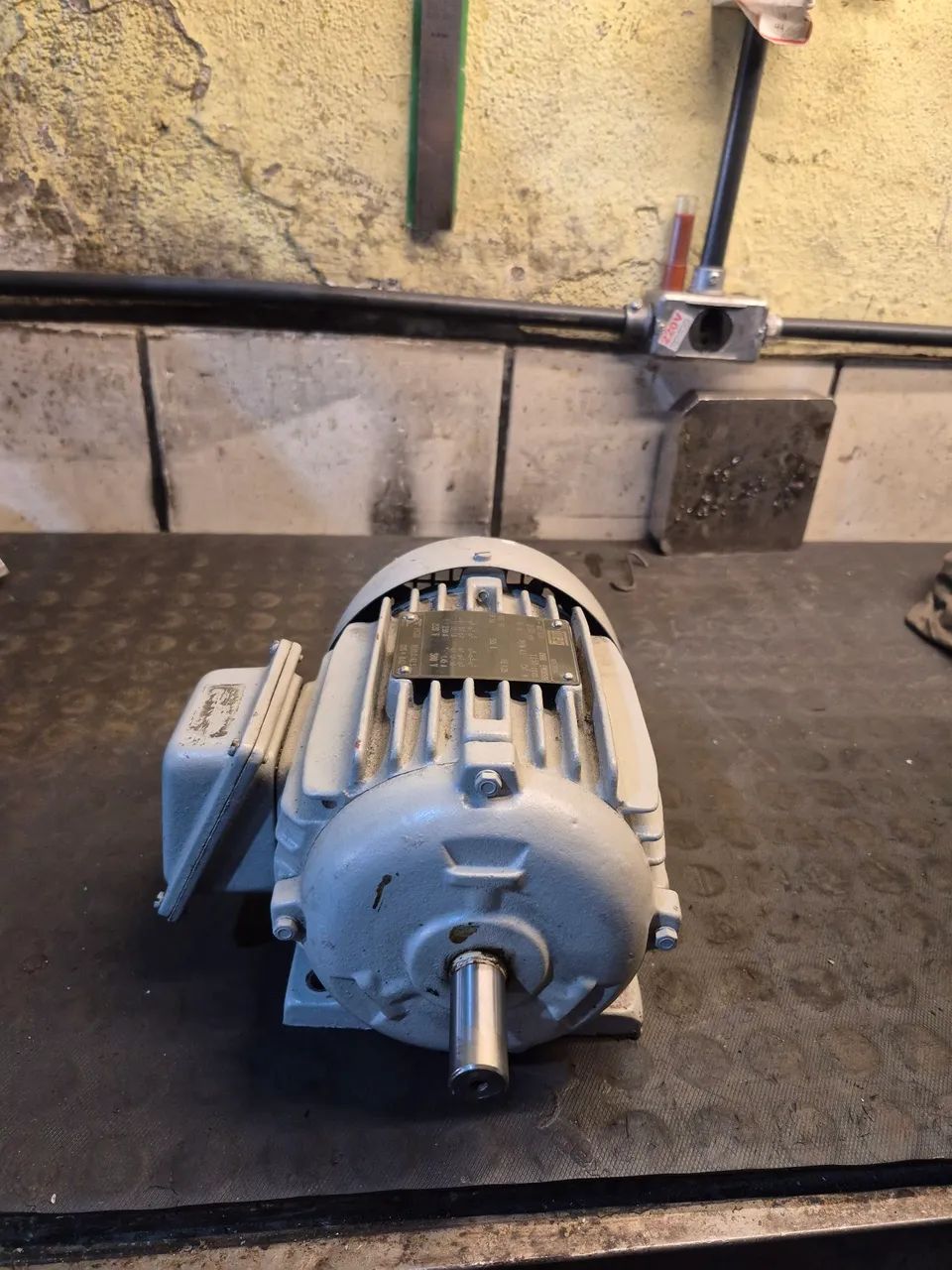 Motor Elétrico WEG 0.50 CV 1.150 RPM (Baixa Rotação) Trifásico  - Foto 4