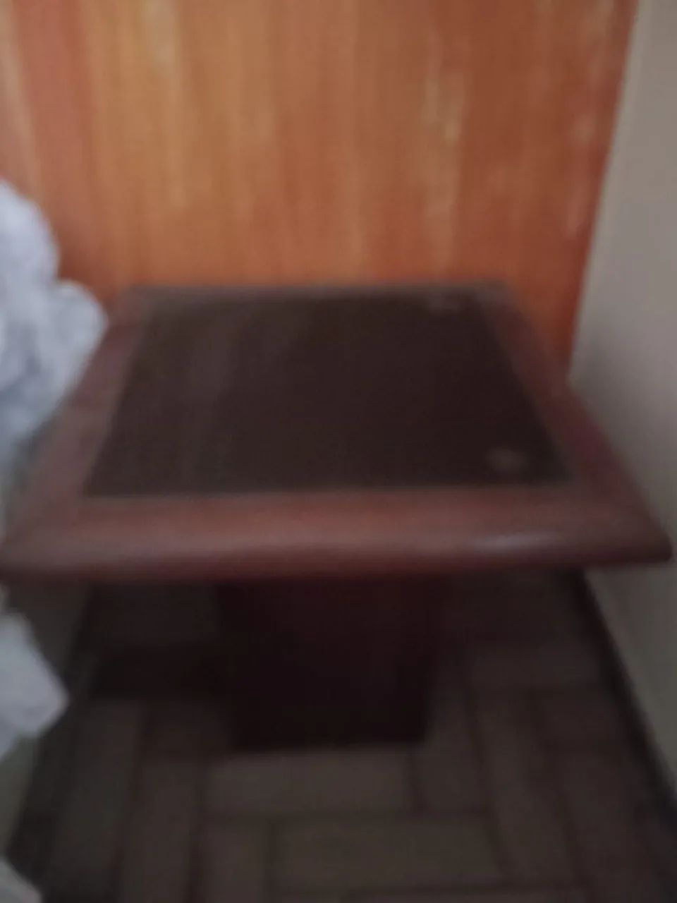 Mesa de Canto de Madeira com Tampo Escuro - Foto 2
