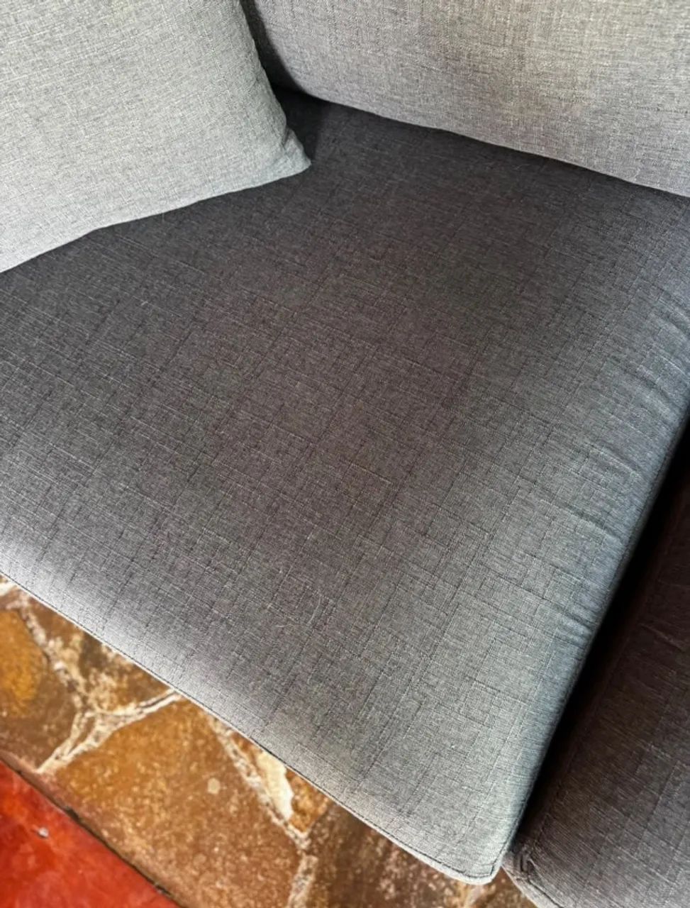Sofá Living 3 lugares linho cinza pés metálicos - Foto 2