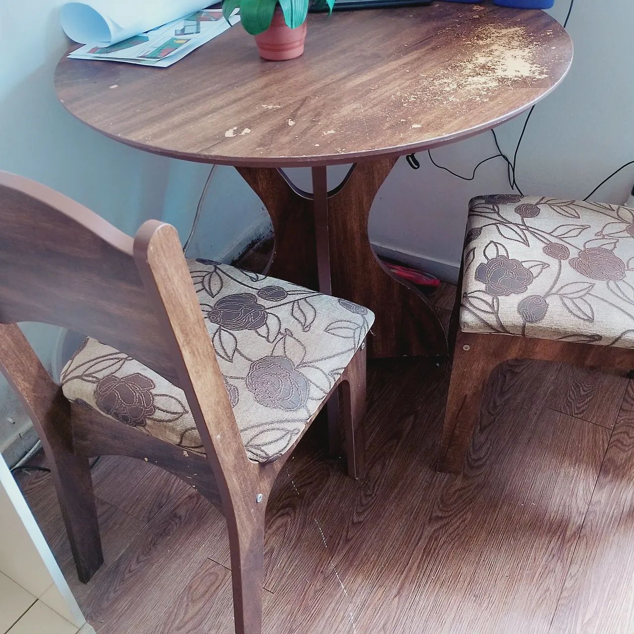 Vendo mesa com 4 cadeiras  - Foto 2
