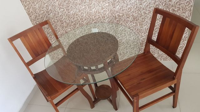 Vendo linda conjunto de mesa e duas cadeiras para pequenos espaços!! - Foto 3
