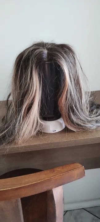 Peruca loira com mechas castanhas - cabelo longo e macio - Foto 4