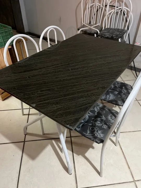 Mesa de jantar em granito com 4 cadeiras