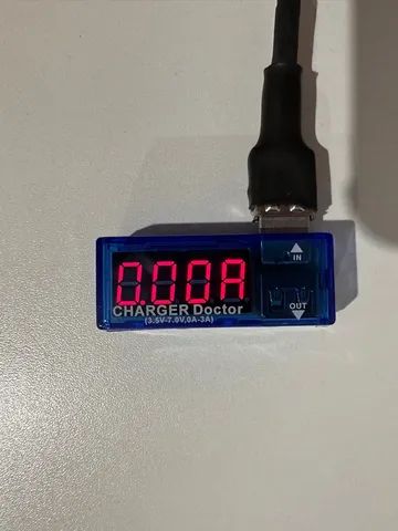 Voltímetro e amperímetro usb