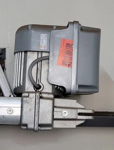 Vende-se motor portão eletrônico semi-novo com 02 controles