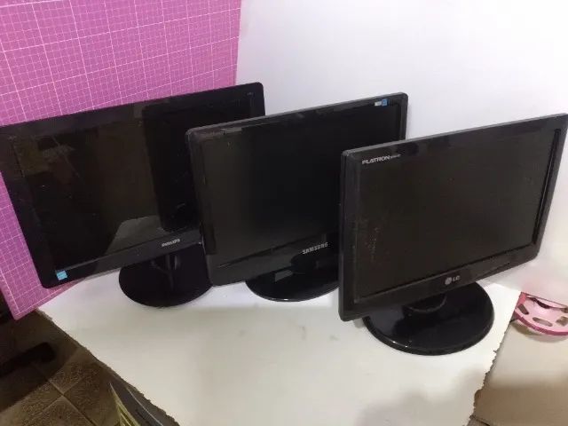 Lote 3 monitores funcionando porém está com defeito na tela