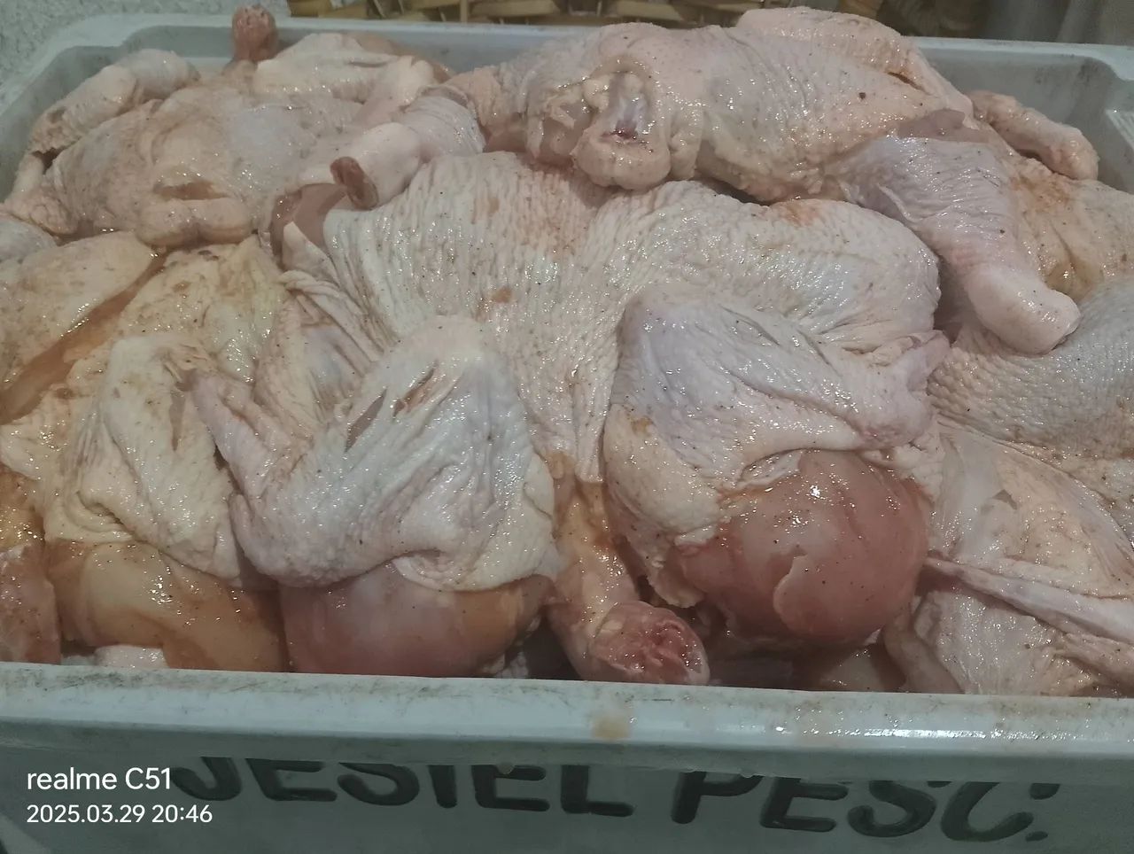 Frango inteiro fresco para assar