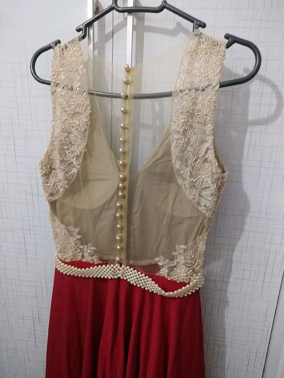 Vestido de festa longo com detalhes em renda e cinto de pérolas - Foto 4