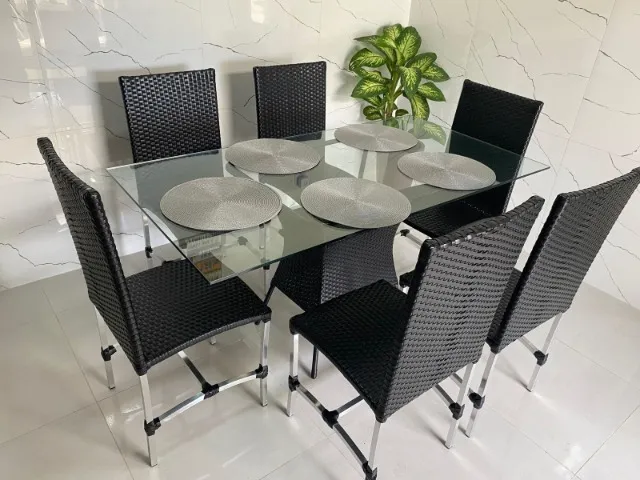Mesa de Jantar com 6 Cadeiras em alumínio.