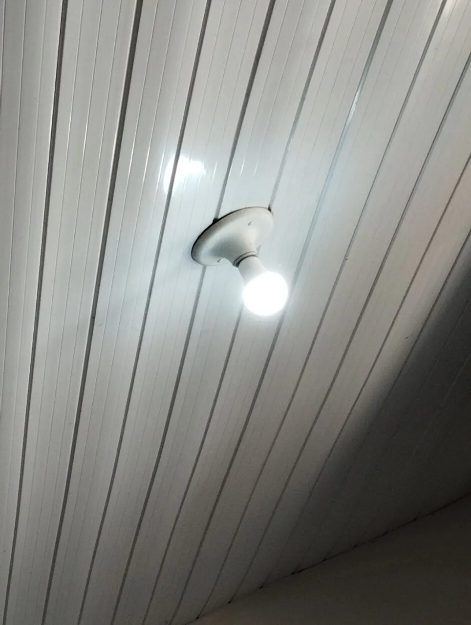 Luminária de Teto Simples e Eficiente