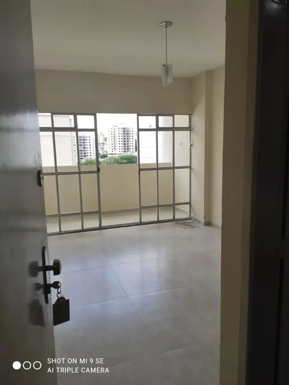 Ótimo apto de 2 quartos com piso porcelanato, sala com sacada com piso porcelanato, banhei - Foto 3