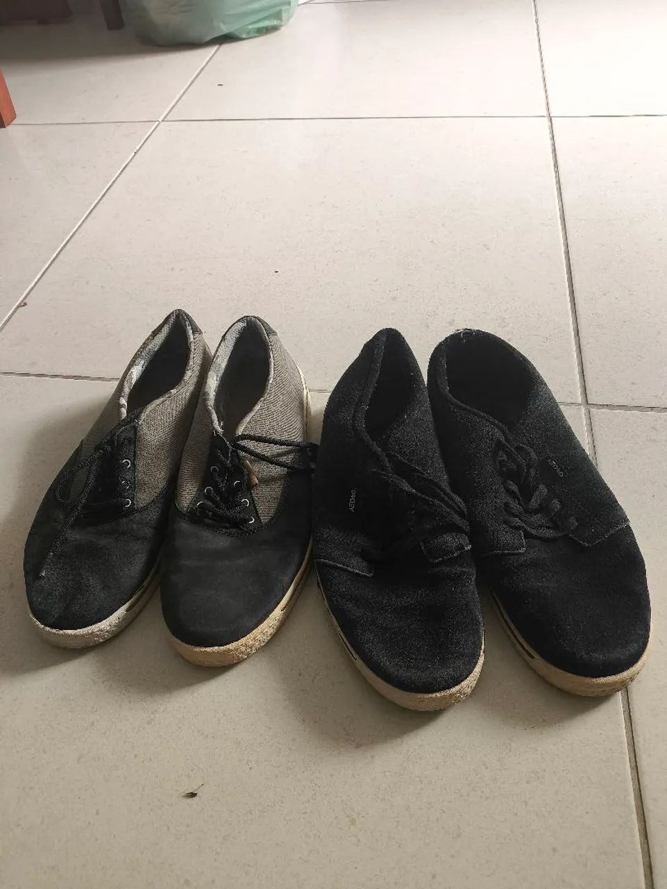 Par de tênis preto, usados