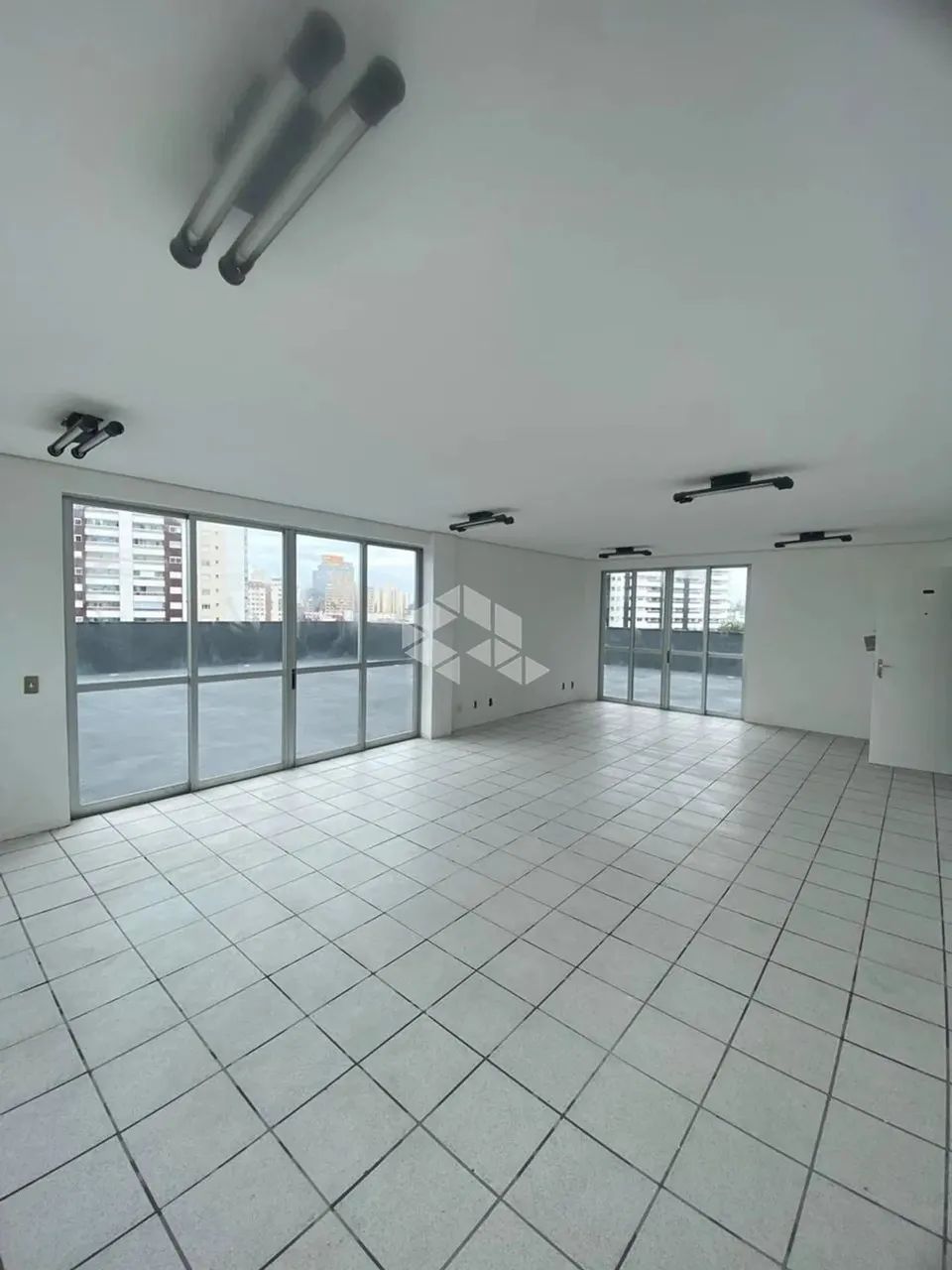 Sala comercial com terraço e vista privilegiada com área de 270,20 m² no bairro Estreito e
