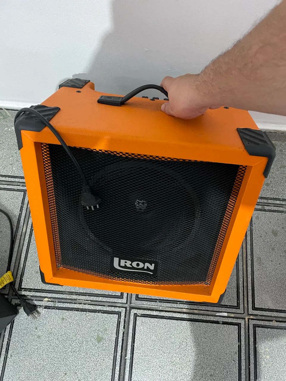 Vários instrumentos pra negócio, teclado, baixo, guitarra, amp e muito mais.