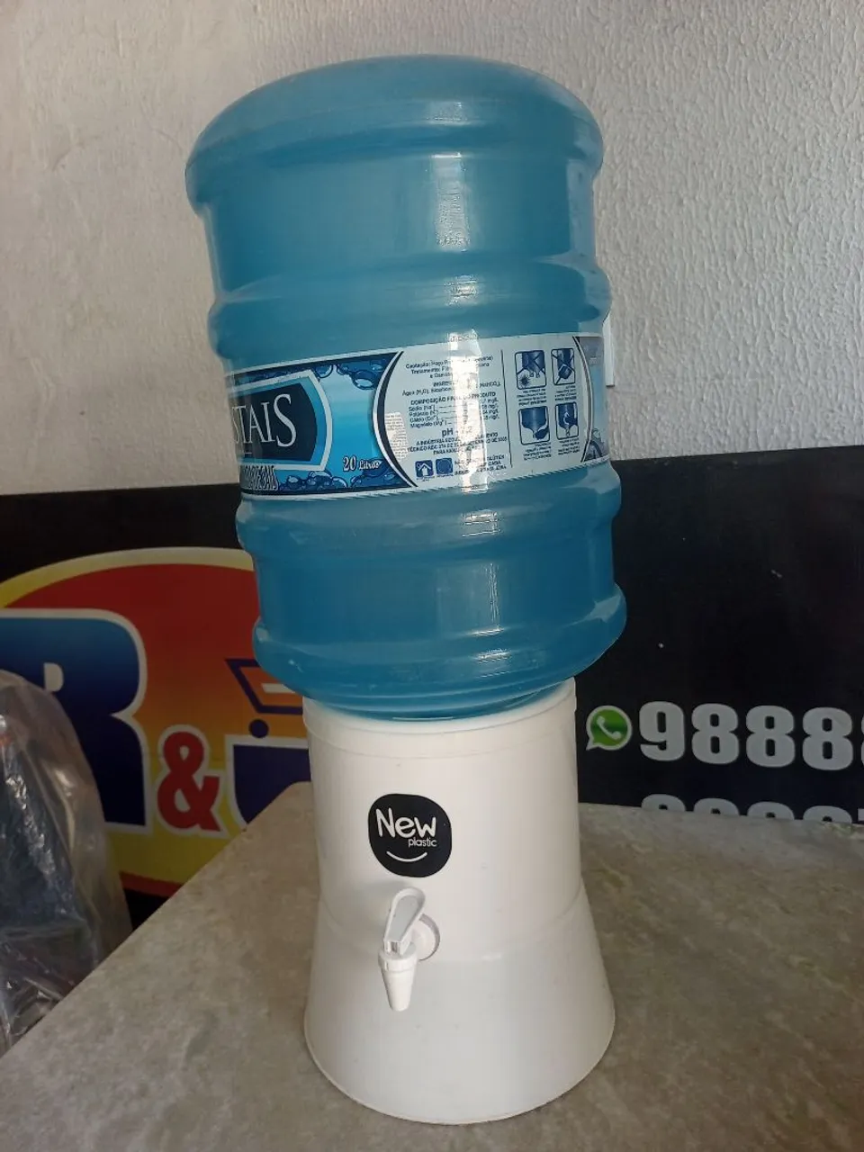 Galão de água com suporte