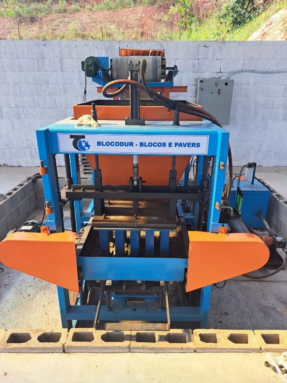 MAQUINA HIDRAULICA DE FABRICAÇÃO DE PAVERS E BLOCOS