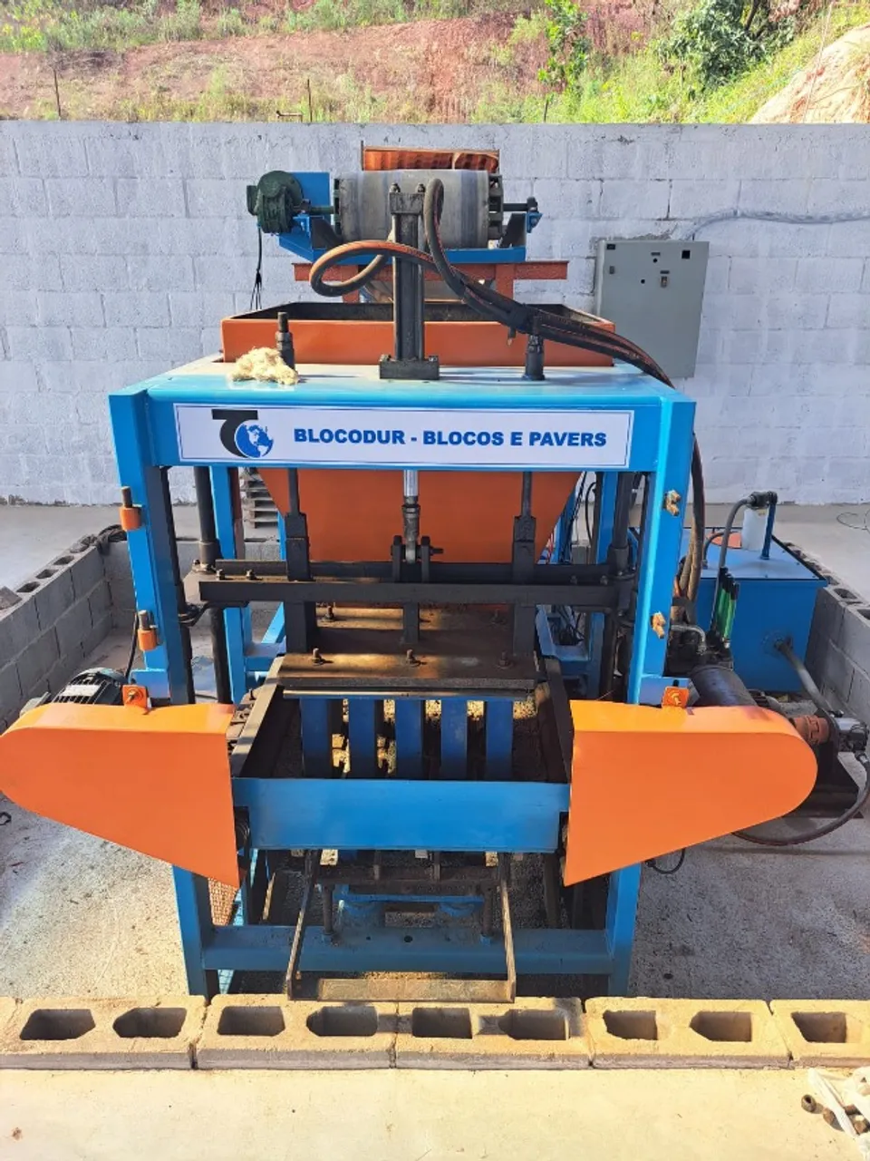 MAQUINA HIDRAULICA DE FABRICAÇÃO DE PAVERS E BLOCOS