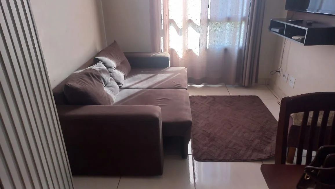 Mesa com 4 cadeiras, painel , tv e sofa64520807142273121