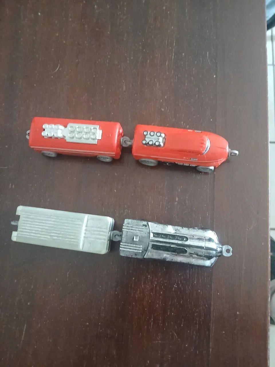 Trens da hot Wheels vermelho e cinza - Foto 3