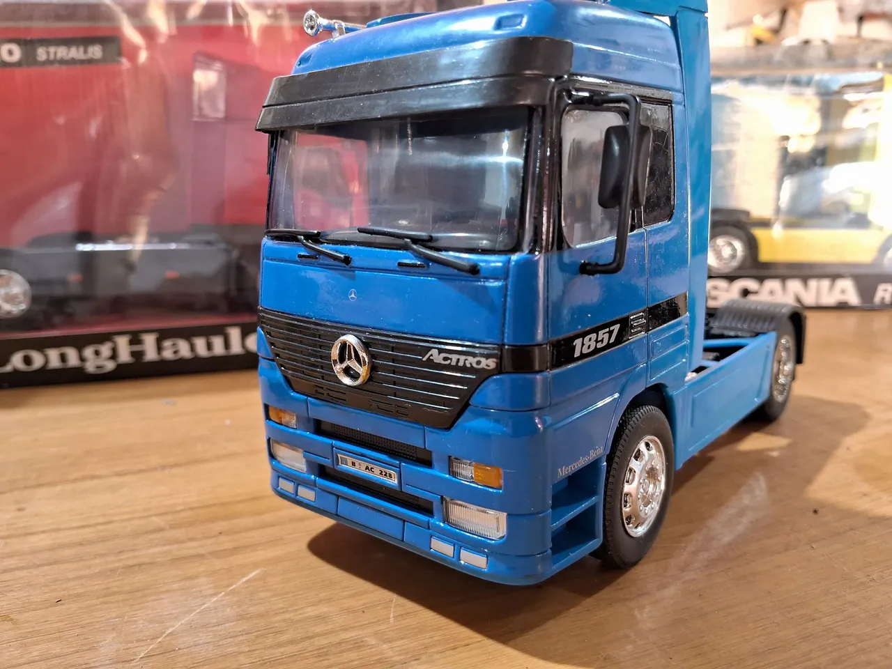 Coleção de miniaturas de caminhoes Mercedes-Benz ,Volvo, Scania e Iveco- Escala 1:32