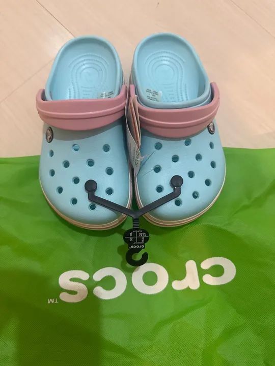 Sandálias Crocs infantis azul bebê
