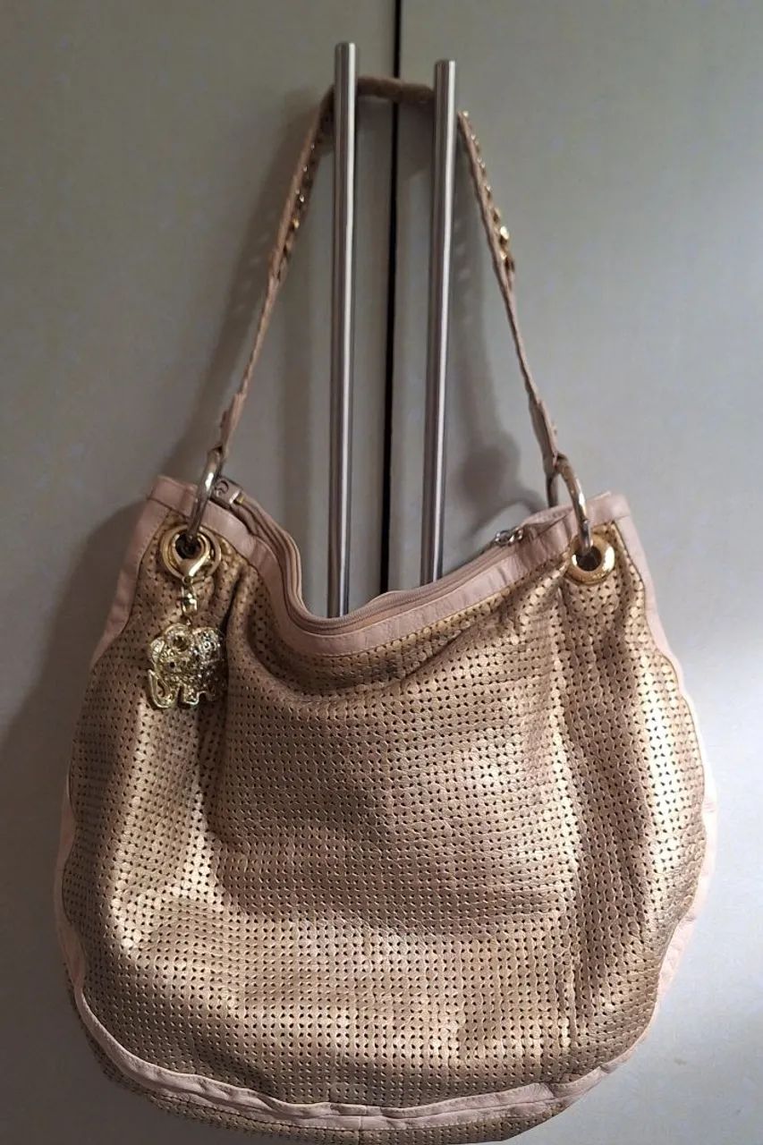 Bolsa carmen steffens em couro com detalhes em dourado - Foto 2