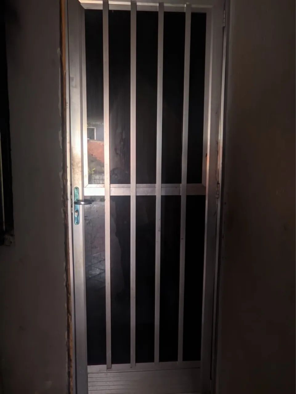 Porta de Alumínio com Grade - Foto 2