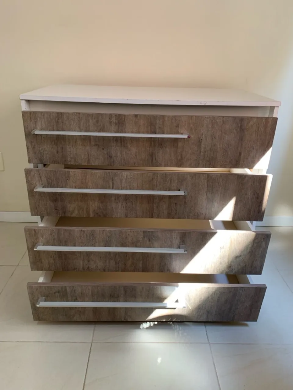 Cômoda 4 gavetas + Mesa de cabeceira conjunto