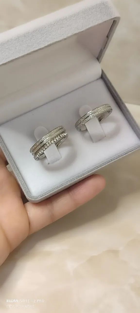 Par de Alianças 4mm Diamantadas com friso+Solitário! - Foto 4